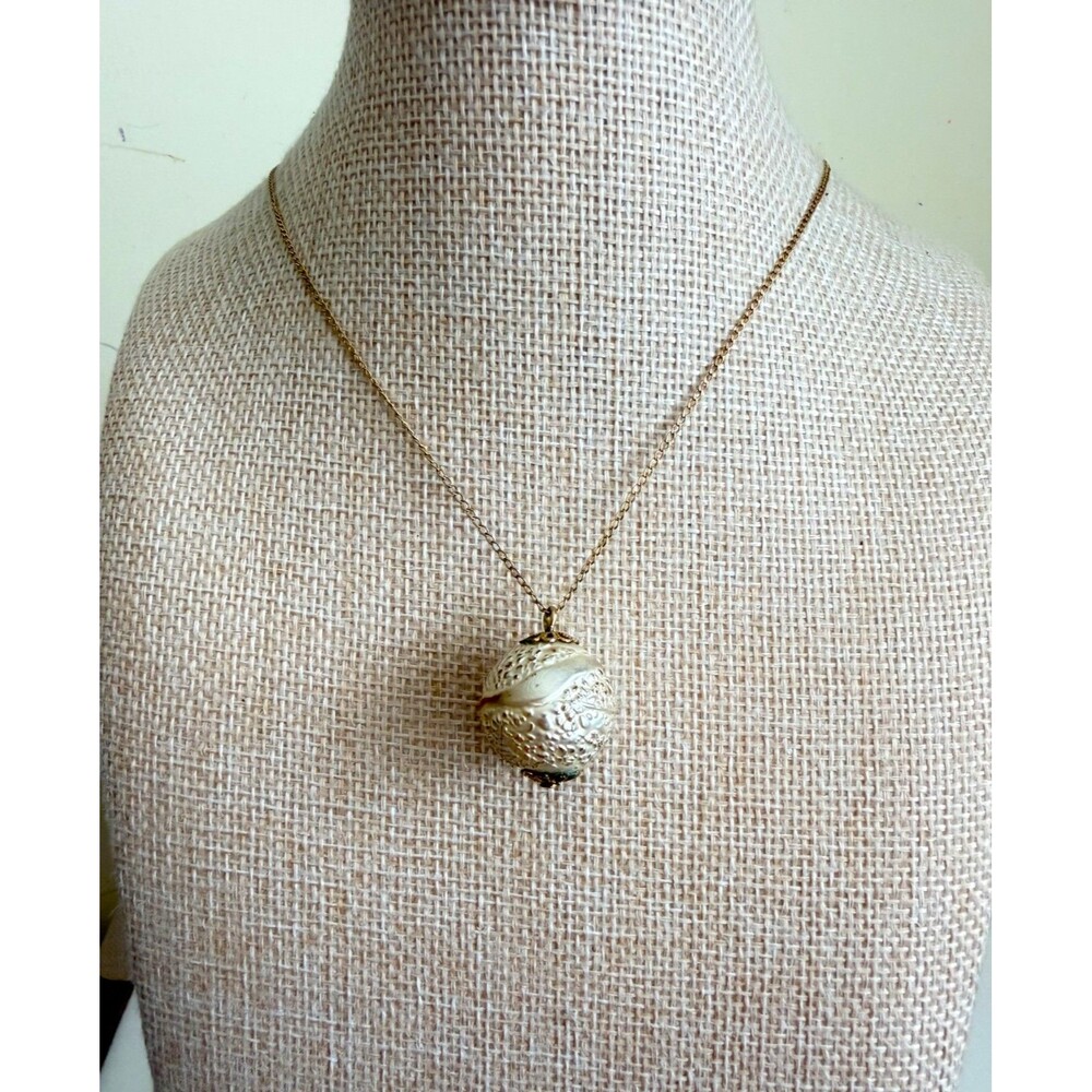 Vintage 1960s Sarah Coventry Gold Tone & White Textured Orb Pendant Necklace De